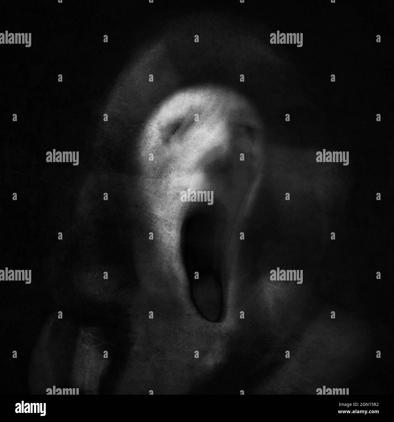 Horrorschrei. Schreiendes Geistergesicht. Gruselige Halloween Maske. Aufnahme mit langer Belichtung. Stockfoto