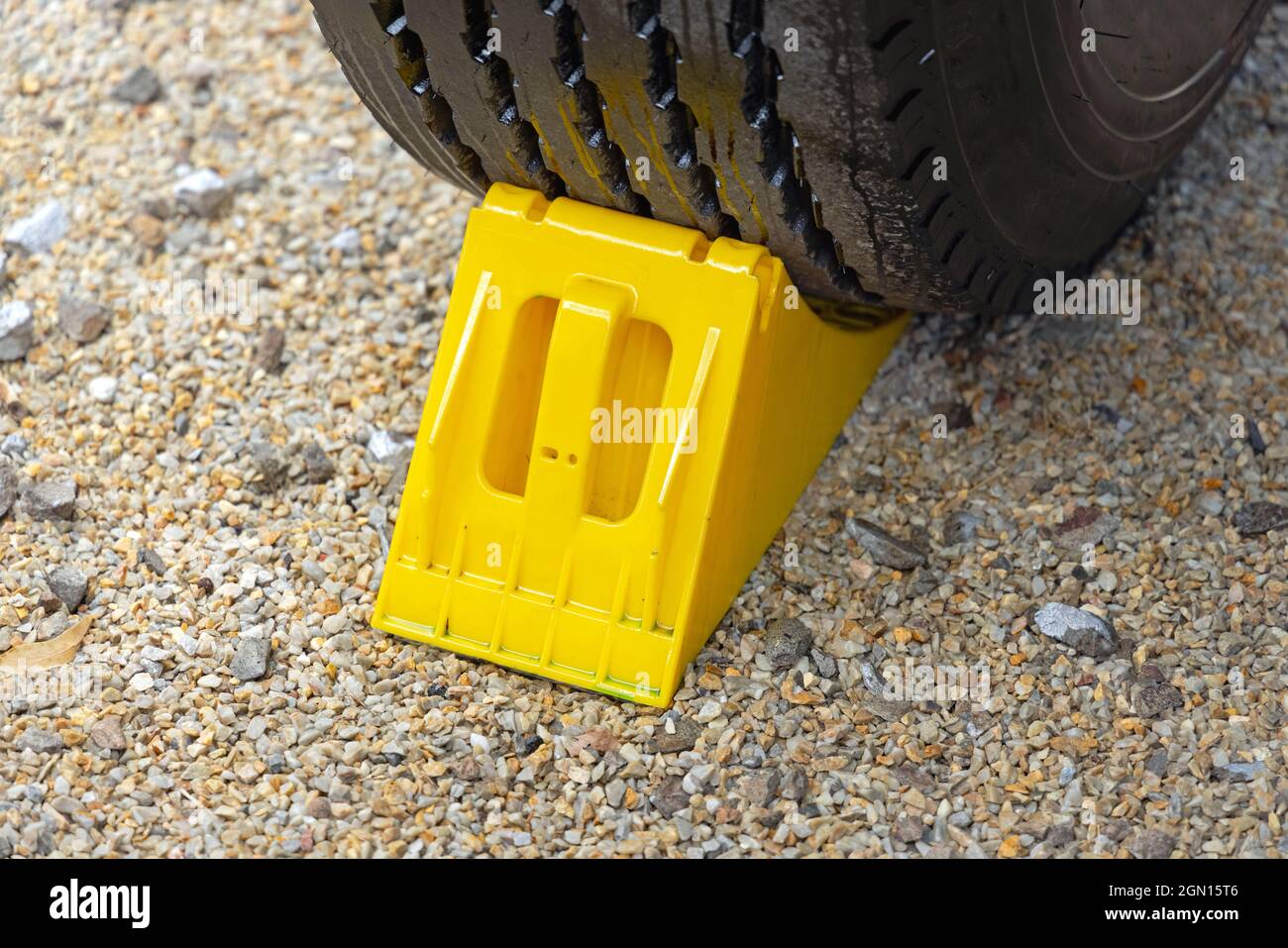gelber Kunststoff Schritt Keil Keile gesetzt unter das Rad von einem  Wohnmobil, das Fahrzeug bei Nacht auf der Straße geparkt zu ebnen  Stockfotografie - Alamy