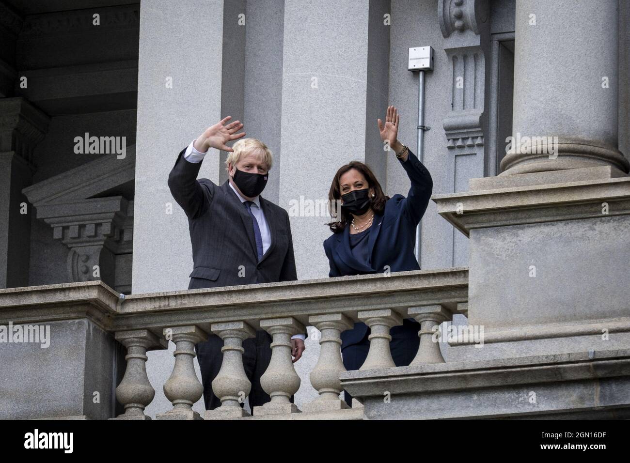 Washington, Usa. September 2021. Der rechte Abgeordnete Boris Johnson, Premierminister des Vereinigten Königreichs von Großbritannien und Nordirland, und Vizepräsident Kamala Harris, winken vom Balkon des Zeremonialbüros des HE-Vizepräsidenten in Washington, DC. Poolfoto von Pete Marovich/UPI Credit: UPI/Alamy Live News Stockfoto