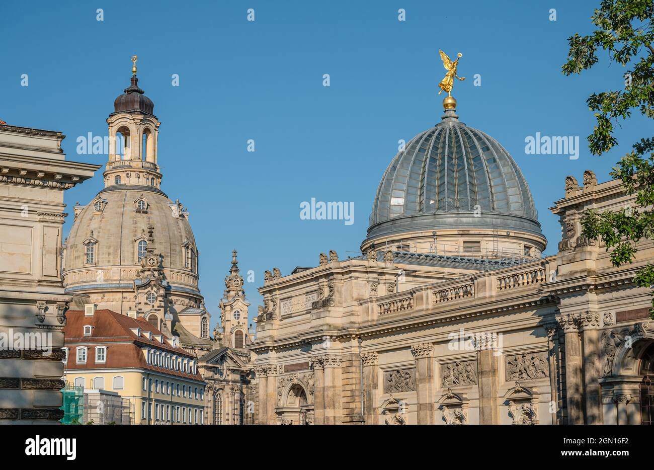 Skyline historischer Gebäude an der Brühlsche Terrasse in Dresden, Sachsen, Deutschland Stockfoto