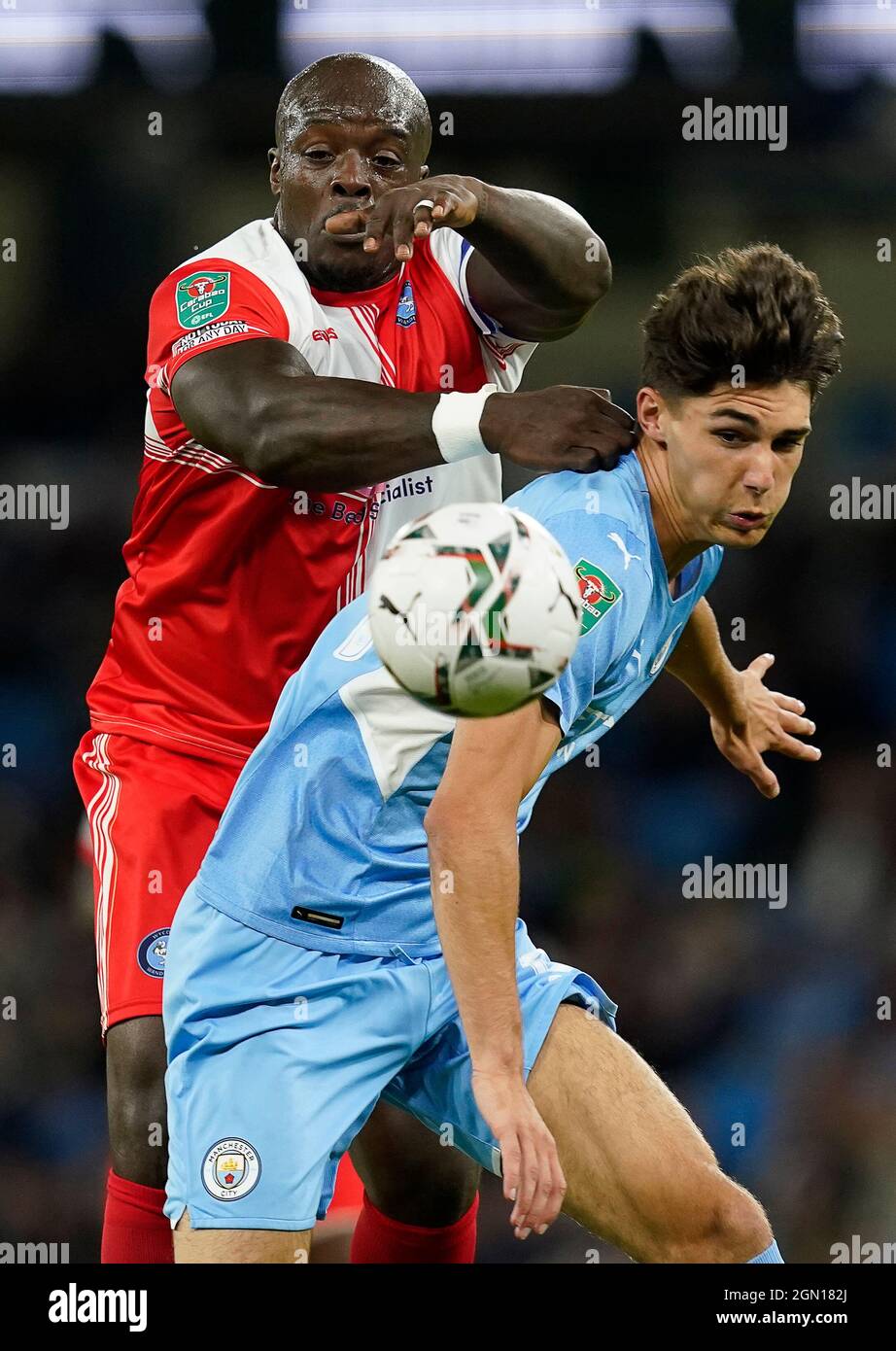 Manchester, Großbritannien. September 2021. Finley Burns von Manchester City und Adebayo Akinfenwa von Wycombe Wanderers während des Carabao Cup-Spiels im Etihad Stadium, Manchester. Bildnachweis sollte lauten: Andrew Yates/Sportimage Kredit: Sportimage/Alamy Live News Stockfoto