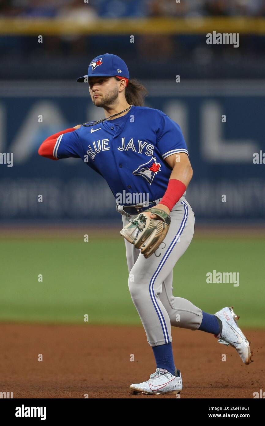 St. Petersburg, Florida. USA; Toronto Blue Jays Shortstop Bo Bichette (11) bringt einen Ball ins Spielfeld und wirft während eines Major an die erste Stelle Stockfoto