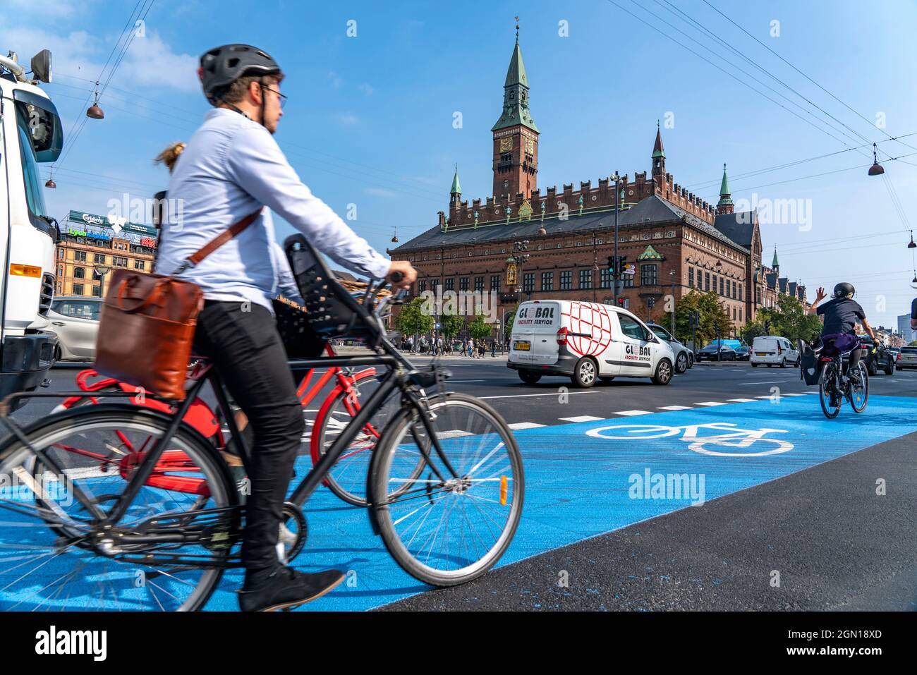 Radfahrer auf Radwegen, Radhuspladsen, Rathausplatz, in der Innenstadt von Kopenhagen, gilt als die Radfahrhauptstadt der Welt, 45% der Einwohner tra Stockfoto