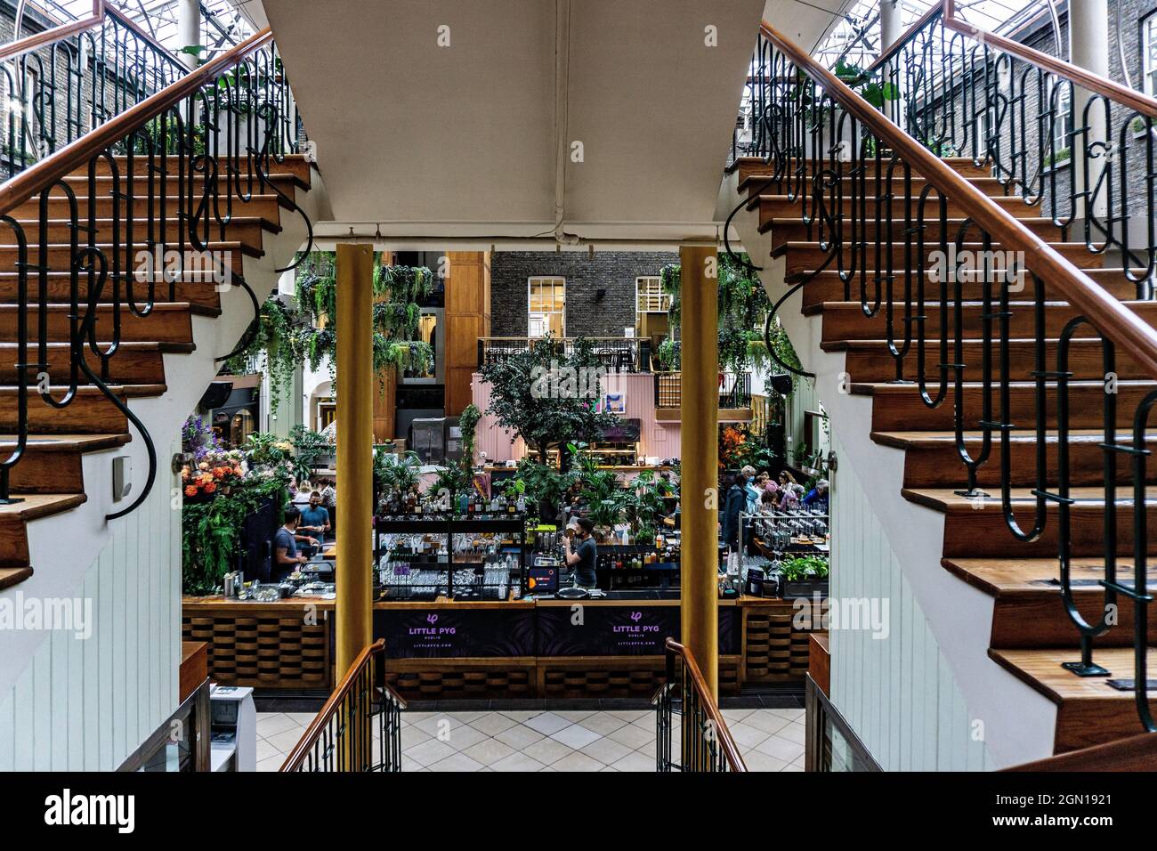 Das Innere des Powerscourt Centre in der Sth William Street, Dublin, Irland. Es ist ein kleines Spezialitäteneinkaufsviertel in einem alten georgianischen Haus. Stockfoto