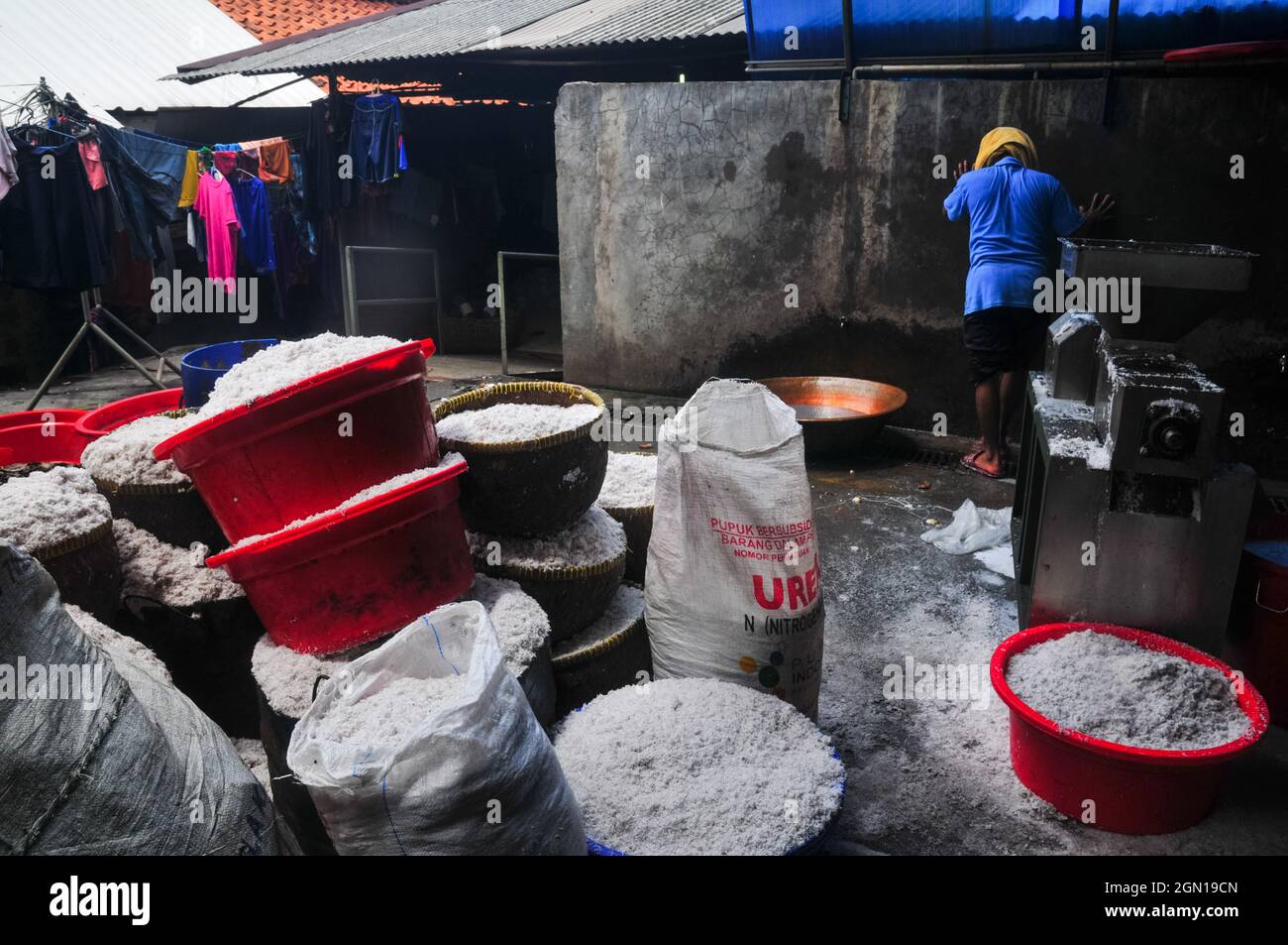 Stapel von Eimern und Säcken, gefüllt mit geriebenen Kokosnussgraten, die bei einer Firma, die Kue Keranjang und Dodol herstellt, aus der Kokosmilch gewonnen wurden Stockfoto