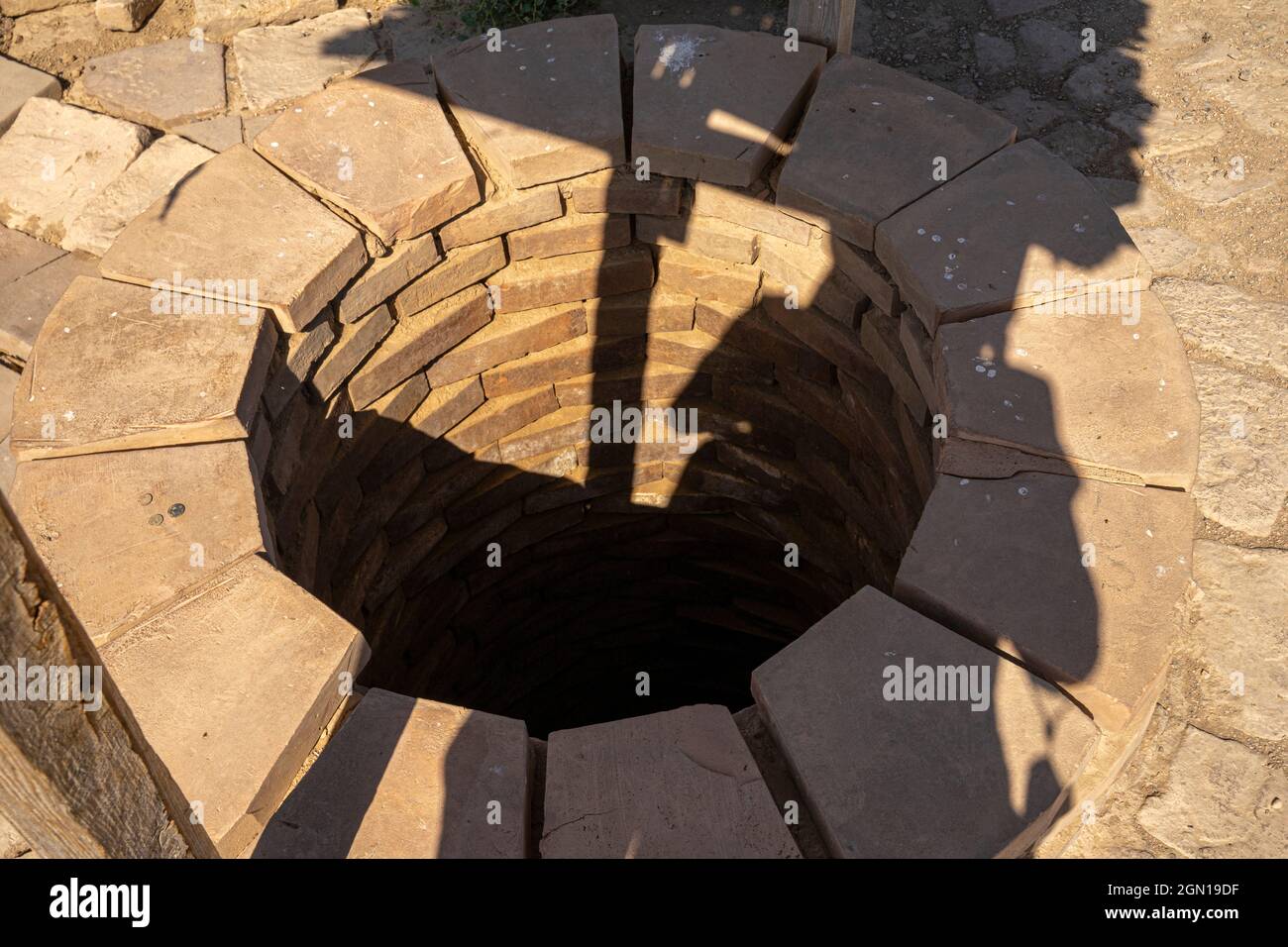 Ein Brunnen in der antiken Stadt Sauran, dem größten Wirtschafts-, Handels- und Kulturzentrum des südlichen Kasachstan, gegründet im 6th. Jahrhundert, Seidenstraße Stockfoto