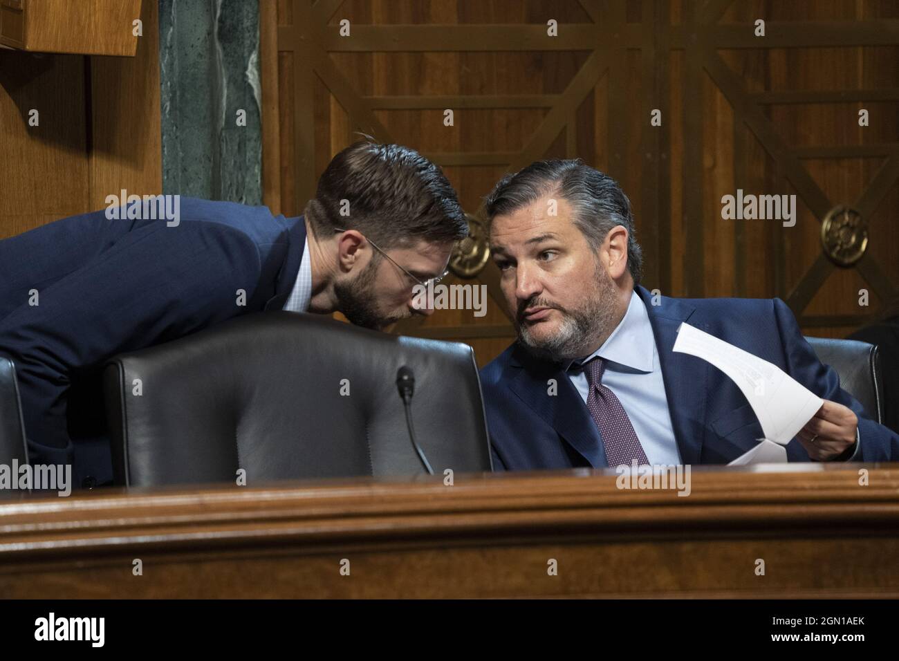 Washington, Usa. September 2021. Der US-Senator Ted Cruz R-TX gibt einen Mitarbeiter während der Anhörung des Justizunterausschusses für Wettbewerbspolitik, Kartellrecht und Verbraucherrechte zur Untersuchung von Big Data, wobei er sich am Dienstag, dem 21. September 2021, auf dem Capitol Hill in Washington, DC auf die Auswirkungen für Wettbewerb und Verbraucher konzentriert. Foto von Ken Cedeno/UPI . Kredit: UPI/Alamy Live Nachrichten Stockfoto