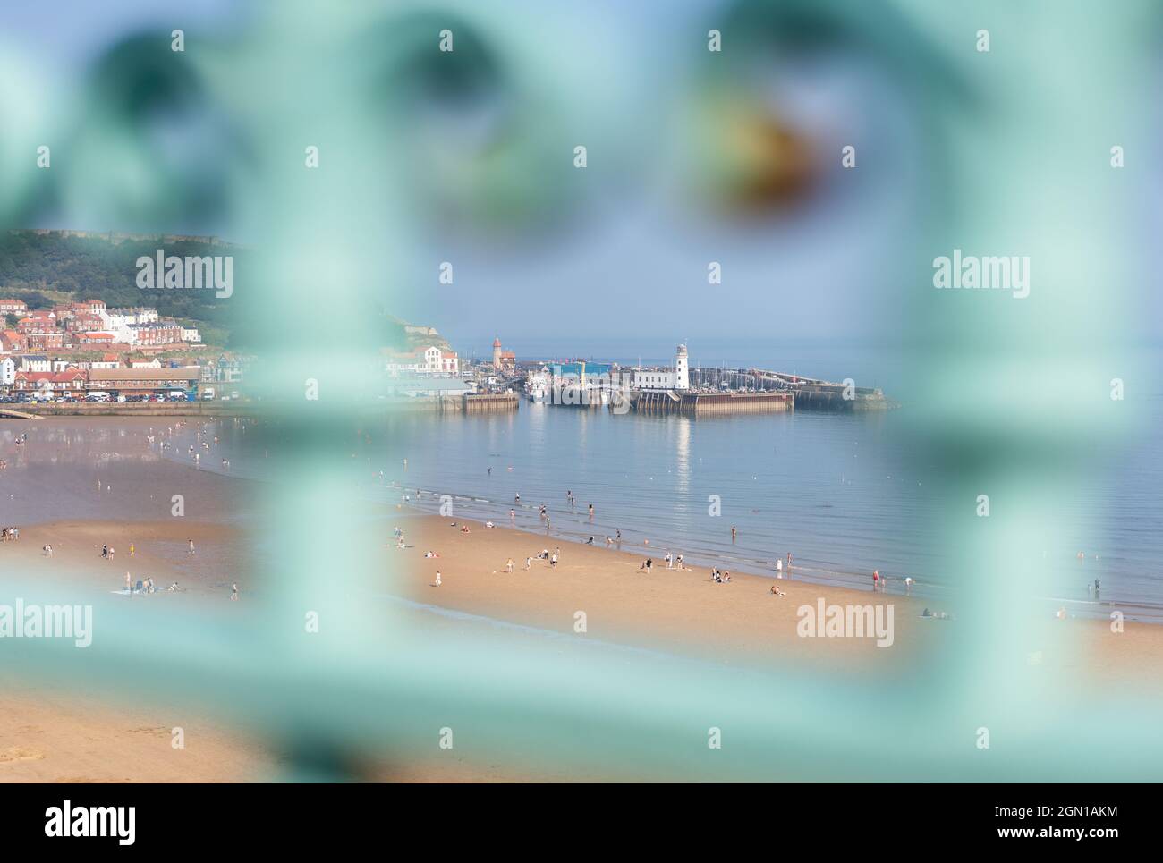 Blick auf die Küste von Scarborough und den Strand bei Ebbe mit Metallgeländern zur Einrahmung, Scarborough, Yorkshire, Großbritannien, September Stockfoto