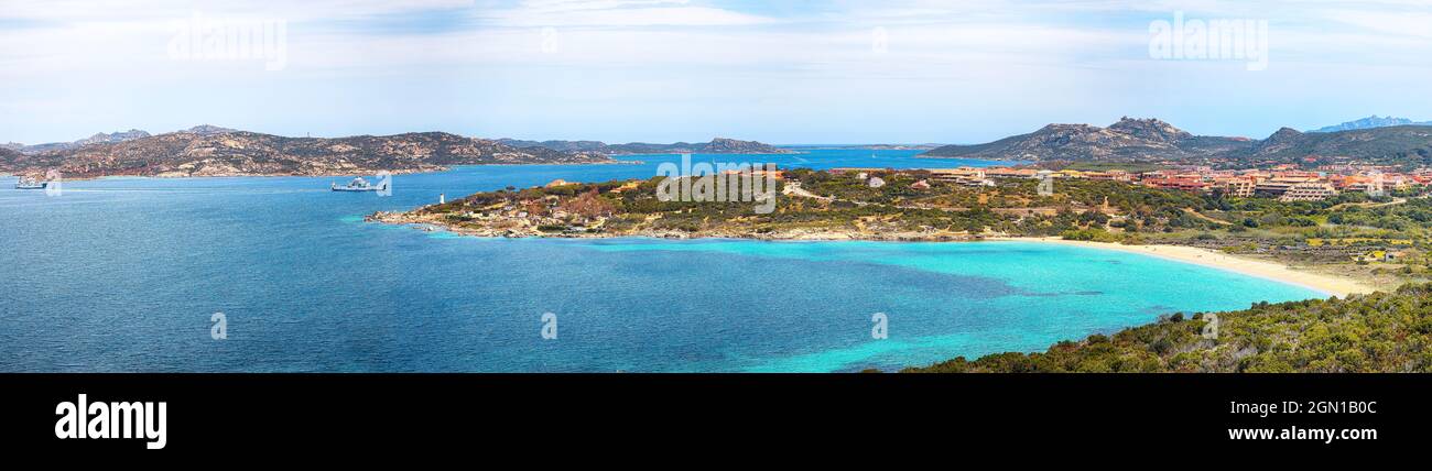 Atemberaubende Aussicht auf den Strand von La Sciumara in Palau. Malerische Küste des Mittelmeers. Lage: Palau, Provinz Olbia-Tempio, Sardinien, Italien, Stockfoto