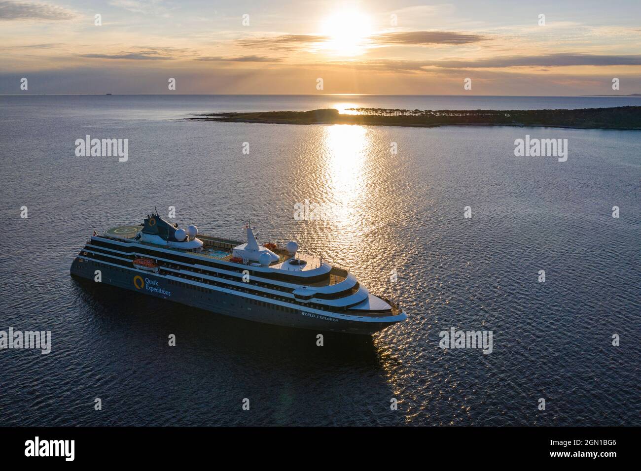 Luftaufnahme des Expeditionskreuzfahrtschiffes World Explorer (Nicko Cruises) mit Insel hinter bei Sonnenuntergang, Punta del Este, Maldonado Department, Uruguay, Sout Stockfoto