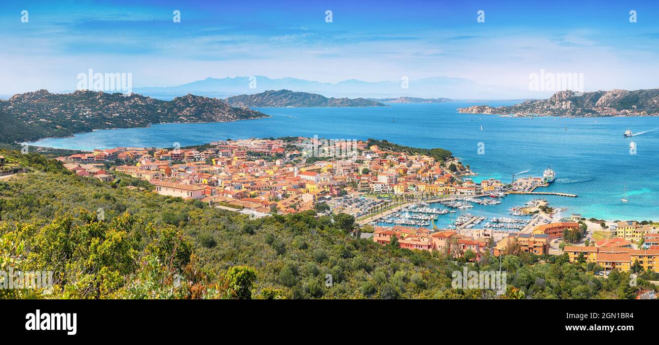 Fantastische Aussicht auf den Hafen von Palau und die Insel La Maddalena. Lage: Palau, Provinz Olbia-Tempio, Sardinien, Italien, Europa Stockfoto