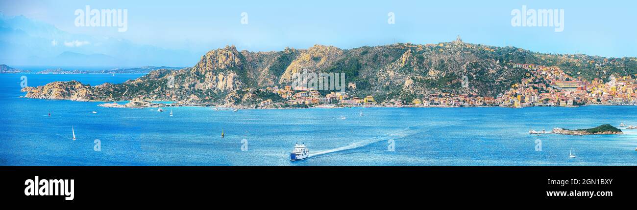 Fabelhafter Blick auf die Inseln Santo Stefano und La Maddalena von Palau aus. Lage: Palau, Provinz Olbia-Tempio, Sardinien, Italien, Europa Stockfoto