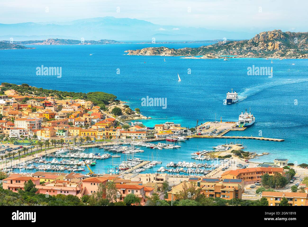 Fantastische Aussicht auf den Hafen von Palau und die Insel La Maddalena. Lage: Palau, Provinz Olbia-Tempio, Sardinien, Italien, Europa Stockfoto