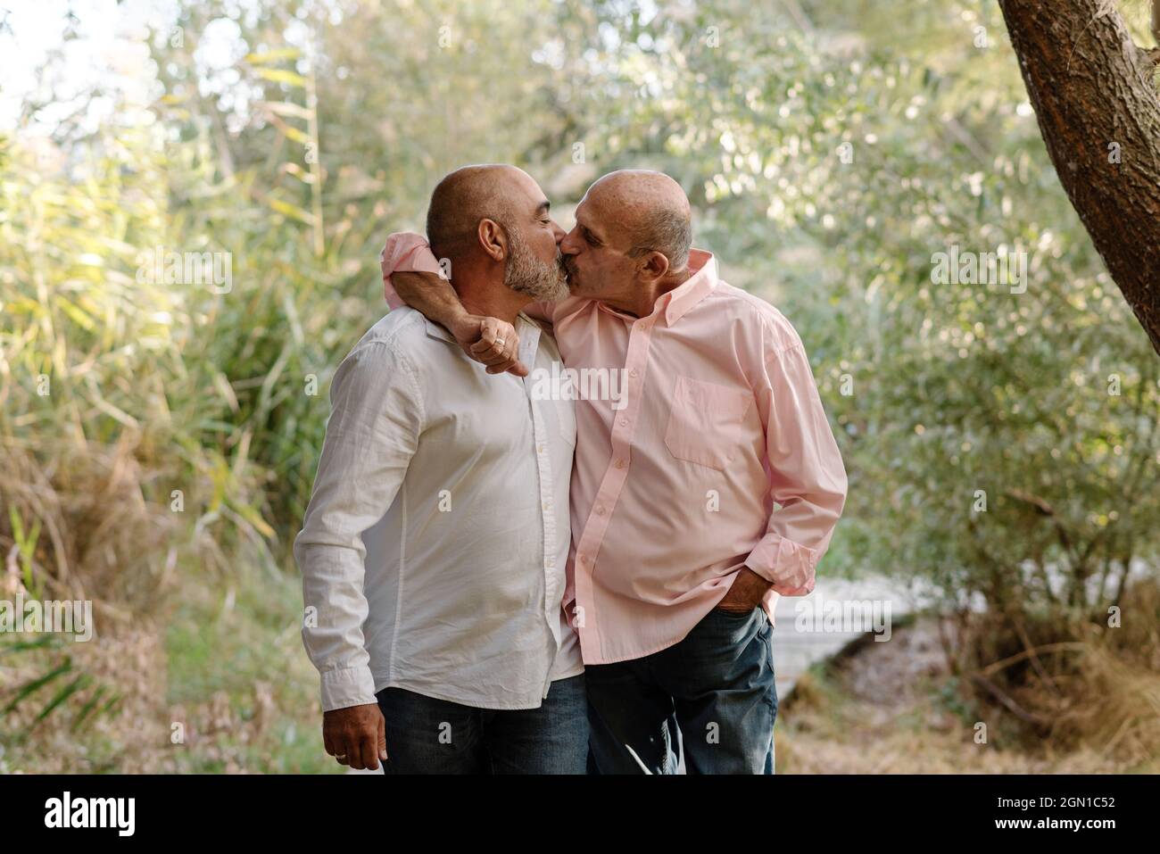 Gay reifen paar küssen während genießen romantische Zeit zusammen in einem Park. Stockfoto