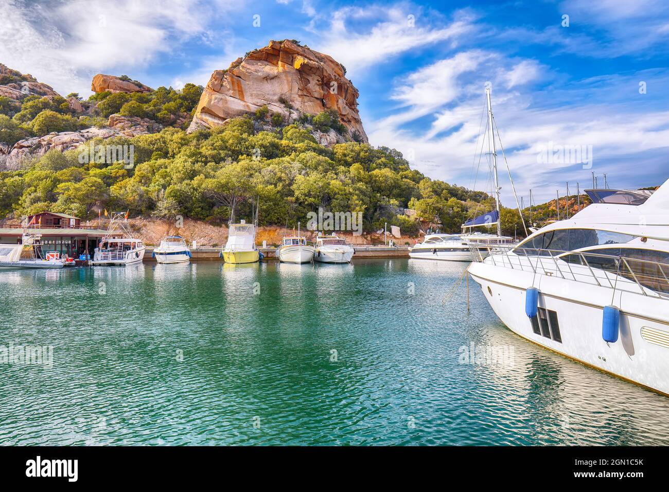 Zauberhafter Blick auf den Hafen und die Bucht von Poltu Quatu mit Luxusyachten an der Costa Smeralda. Beliebtes Reiseziel des Mittelmeers. Lage: Poltu Qua Stockfoto