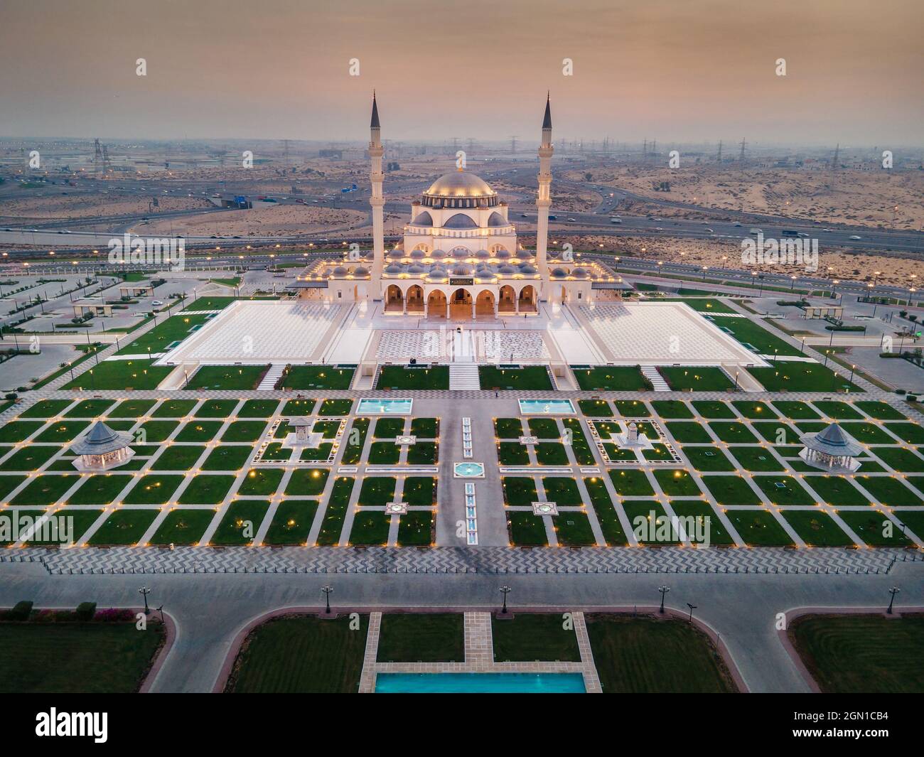 Die Sharjah Moschee ist die größte Moschee im Emirat Sharjah, den Vereinigten Arabischen Emiraten, die sich durch Symmetrie und Perfektion des islamischen Bogens auszeichnet Stockfoto