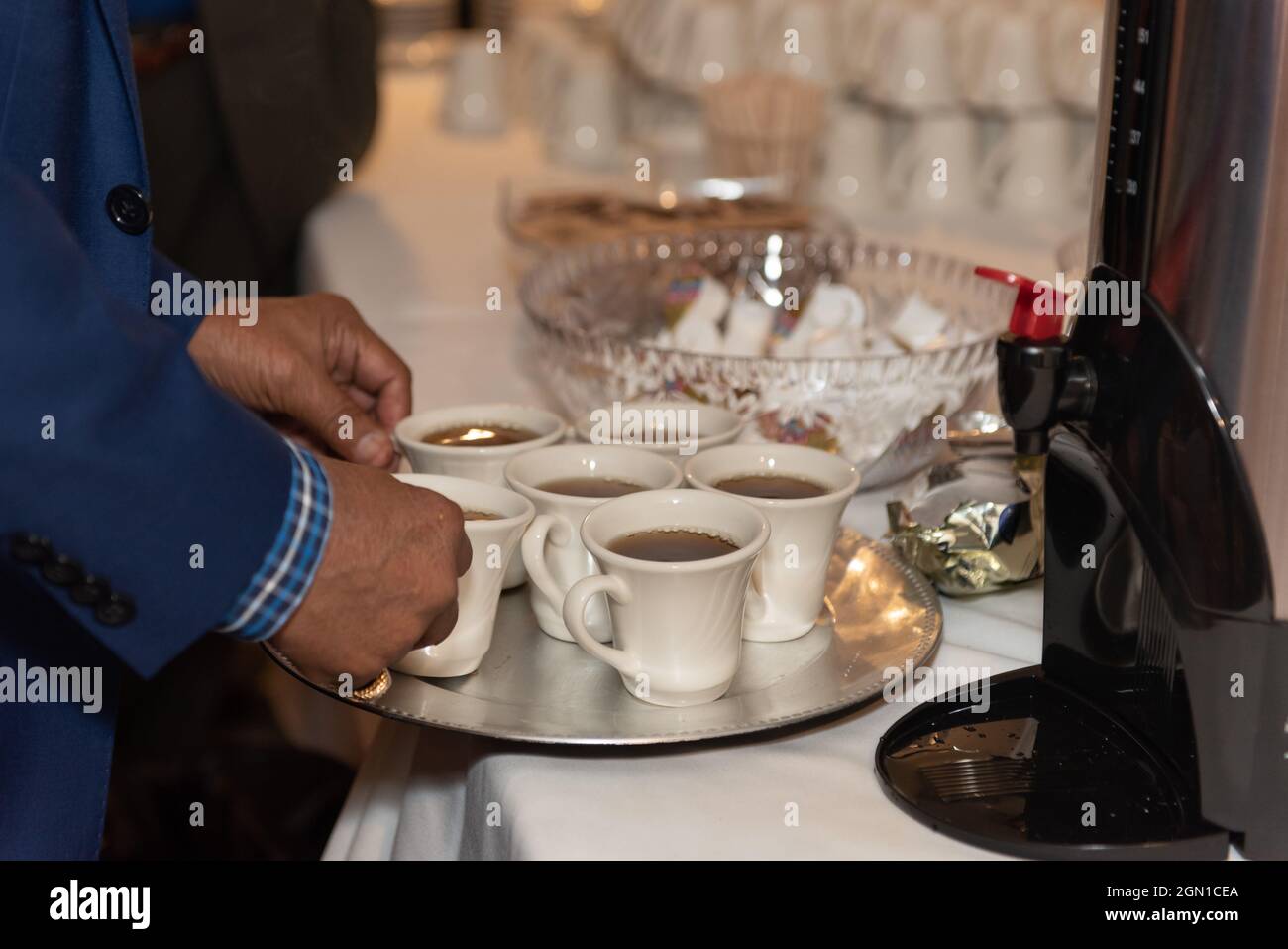 Gebrühter Kaffee auf einem Tablett gestapelt, um ihn zur Familie zu bringen, um ihn bei der Bankett-Dinner-Party zu trinken. Stockfoto