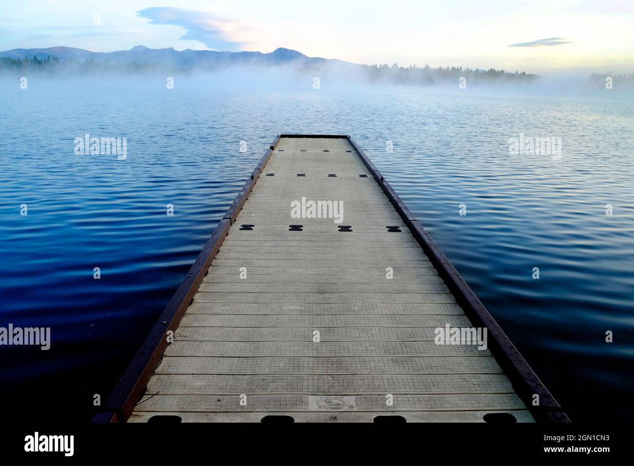 Dock schwimmend auf See mit frühen Morgennebel Stockfoto