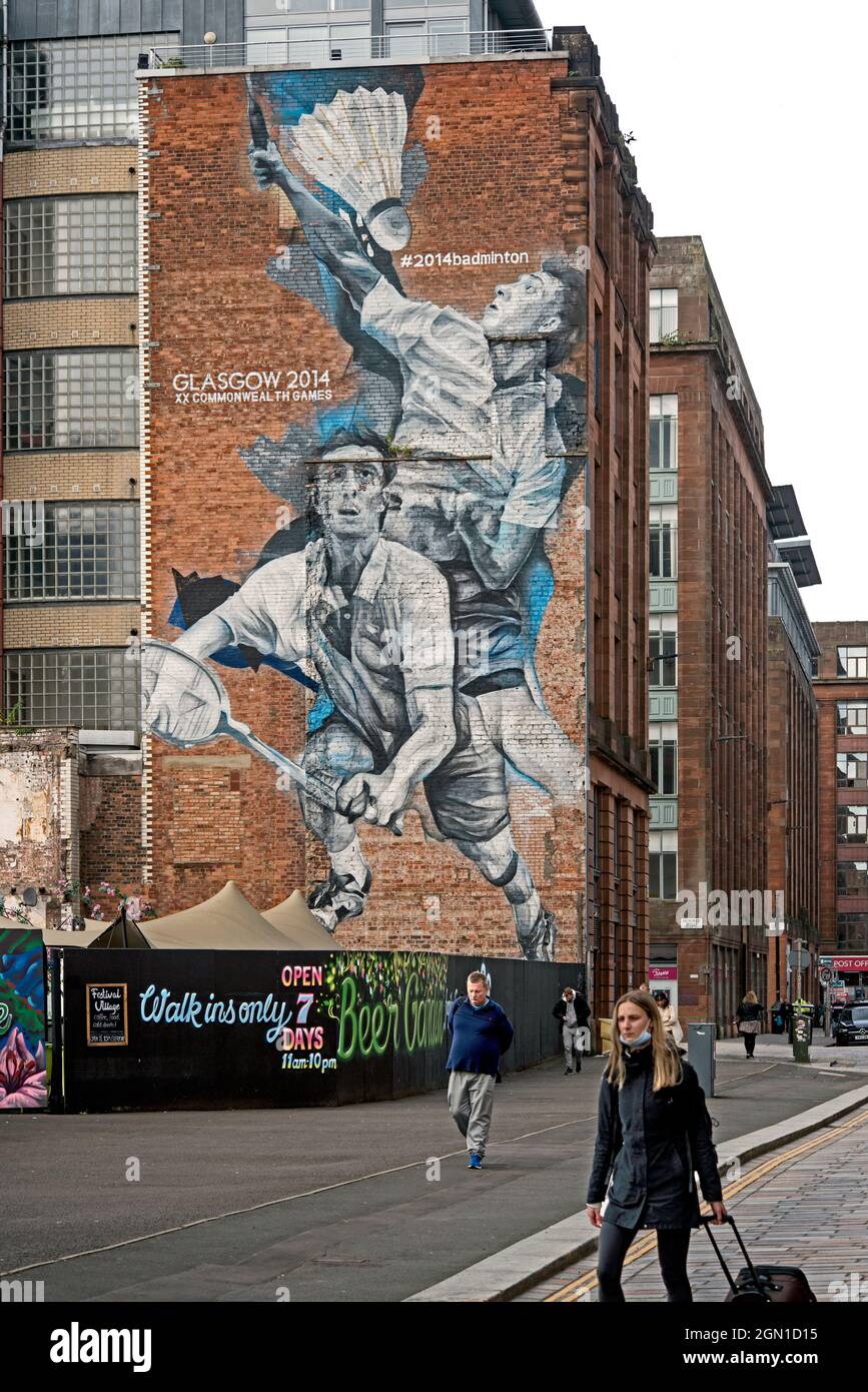 Wandgemälde von Guido van Helten, das zwei Badmintonspieler auf einem Gebäude in Candleriggs in Glasgow zeigt, das für die Commonwealth Games 2014 geschaffen wurde. Stockfoto