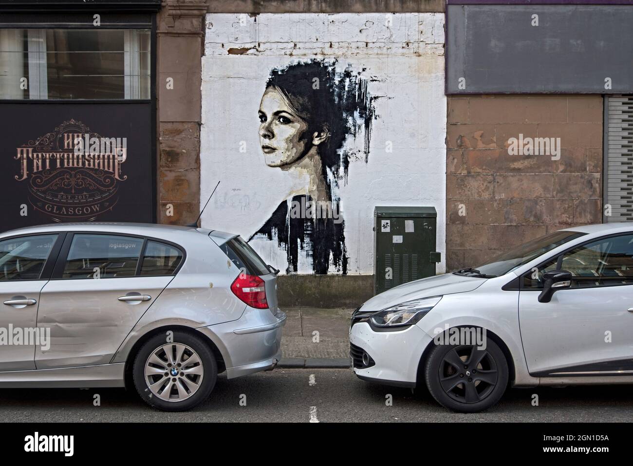Woman in Black Study 2 von James Klinge in der St Andrews Street und Teil des Glasgow Mural Trail. Stockfoto