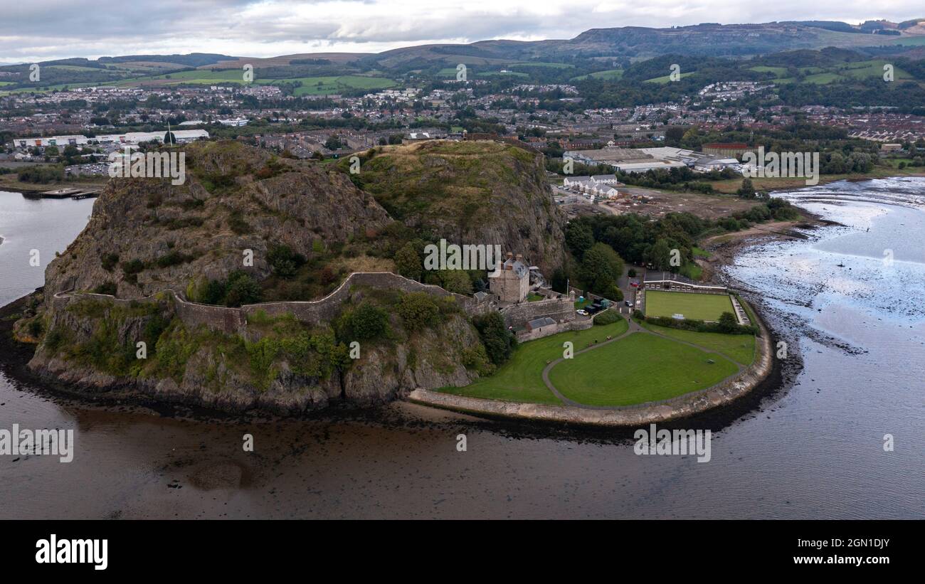 Dumbarton Castle, Dumbarton Rock, Dumbarton, Schottland, Großbritannien. 21. September 2021 IM BILD: Dumbarton Castle. Auf der COP26 wird Scottish Heritage zeigen, wie die historische Umwelt und das kulturelle Erbe Teil der Lösung zur Bewältigung der Klimanotlage sind. Dies ist auch eine Gelegenheit, die Qualität und Innovation des historischen Umfelds in Schottland zu präsentieren. Sie konzentrieren sich auf Gemeinschaften, Klimaauswirkungen, nachhaltigen Tourismus und Kreislaufwirtschaft. Dumbarton Castle hat die längste aufgezeichnete Geschichte einer Festung in Schottland. Credit; Colin Fisher/Alamy Live News. Stockfoto