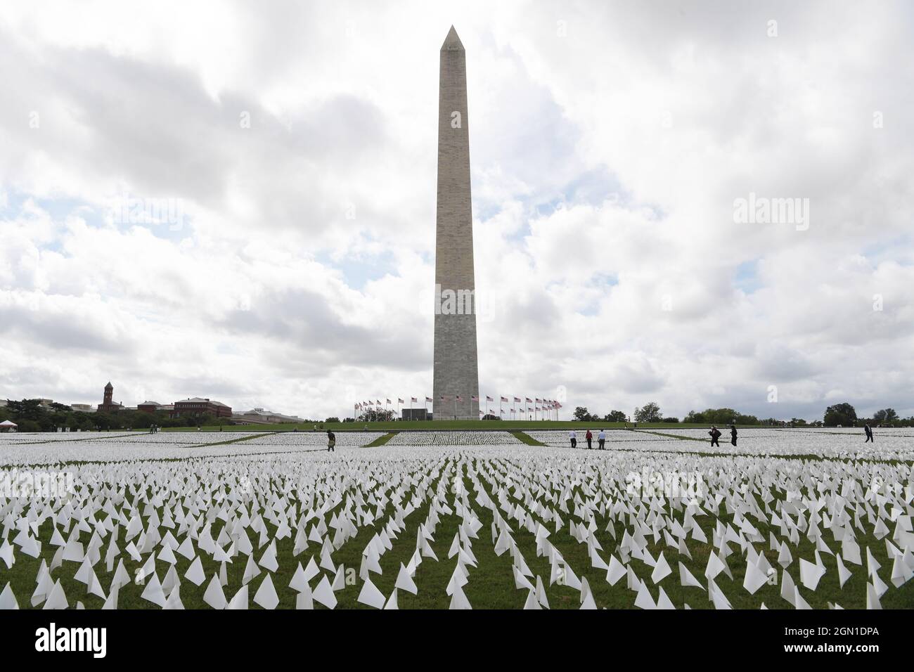 21. September 2021, Washington, District of Columbia, USA: Mehr als 650,000 weiße Flaggen, von denen 114, 937 Lateinamerikaner waren, stehen auf der National Mall zu Ehren der Amerikaner, die mit Covid 19 starben, während der Kunstausstellung „in America Remember“ heute am 21. September 2021 in der National Mall in Washington DC, USA. (Bild: © Lenin Nolly/ZUMA Press Wire) Stockfoto