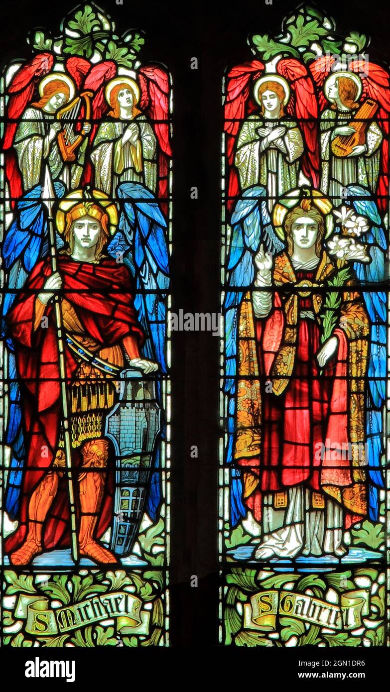Zwei Erzengel, st. Michael, St. Gabriel, St., Glasmalerei, Heilige, Erzengel, Blakeney, Norfolk, England Stockfoto