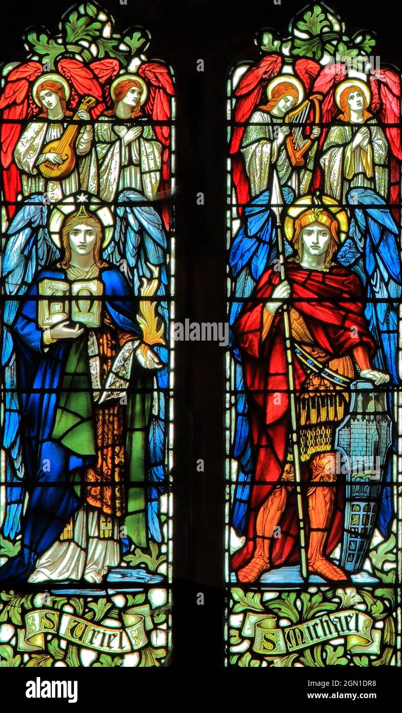 Zwei Erzengel, der heilige Uriel, der heilige Michael, der Erzengel, die Heiligen, St, Buntglasfenster, Blakeney, Norfolk, England Stockfoto