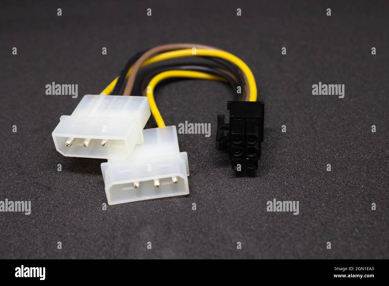 2 x Molex-zu-6-poliges PCIe-Netzkabel (PCI Express) – Netzkabel für Grafikkarten-Adapter zu älteren Netzteilen. Das nützlichste Computerkabel Eve Stockfoto