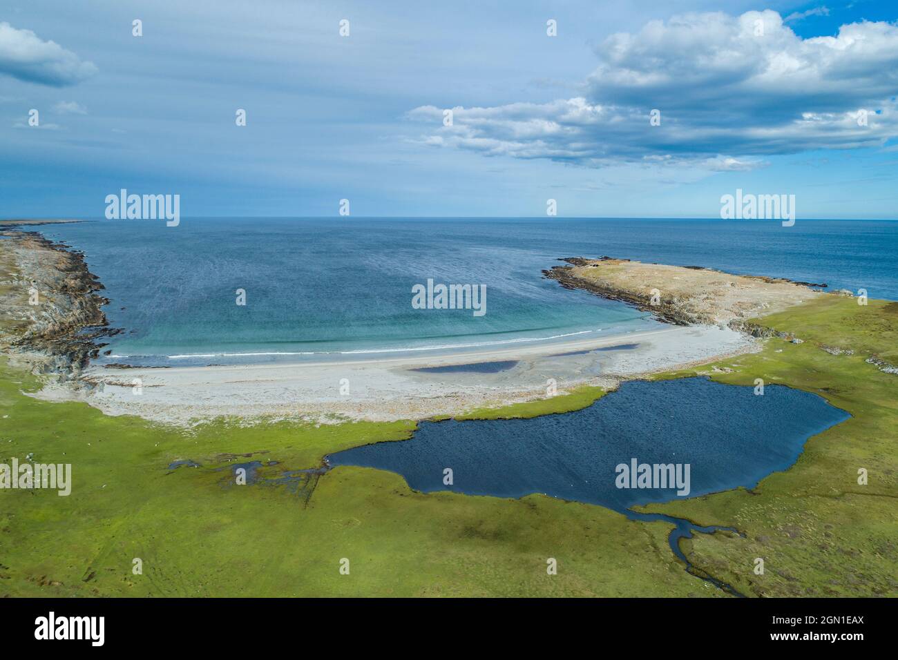 Luftaufnahme des Strandes und der Bucht, in der Nähe von Stanley, Falkland Islands, British Overseas Territory, Südamerika Stockfoto