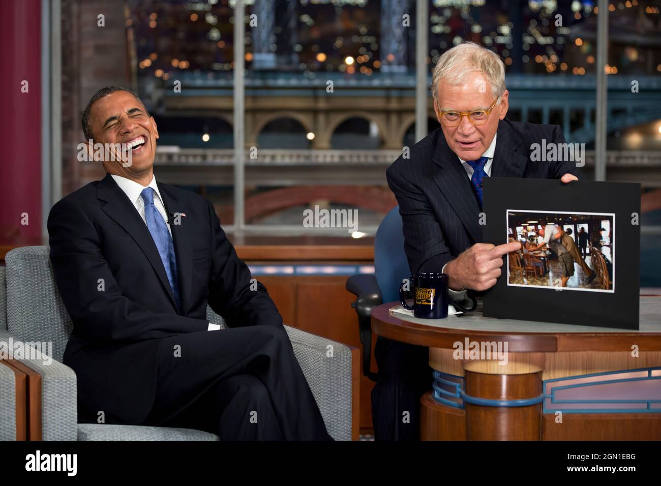 Präsident Barack Obama reagiert auf ein Foto während eines Interviews mit David Letterman während einer Aufnahme der „Late Show with David Letterman“ im Ed Sullivan Theater in New York, N.Y., 18. September 2012. (Offizielles Foto des Weißen Hauses von Pete Souza) Dieses offizielle Foto des Weißen Hauses wird nur zur Veröffentlichung durch Nachrichtenorganisationen und/oder zum persönlichen Druck durch die Betreffzeile(en) des Fotos zur Verfügung gestellt. Das Foto darf in keiner Weise manipuliert werden und darf nicht in kommerziellen oder politischen Materialien, Anzeigen, E-Mails, Produkten oder Werbeaktionen verwendet werden, die in irgendeiner Weise einen nahelegeten Stockfoto