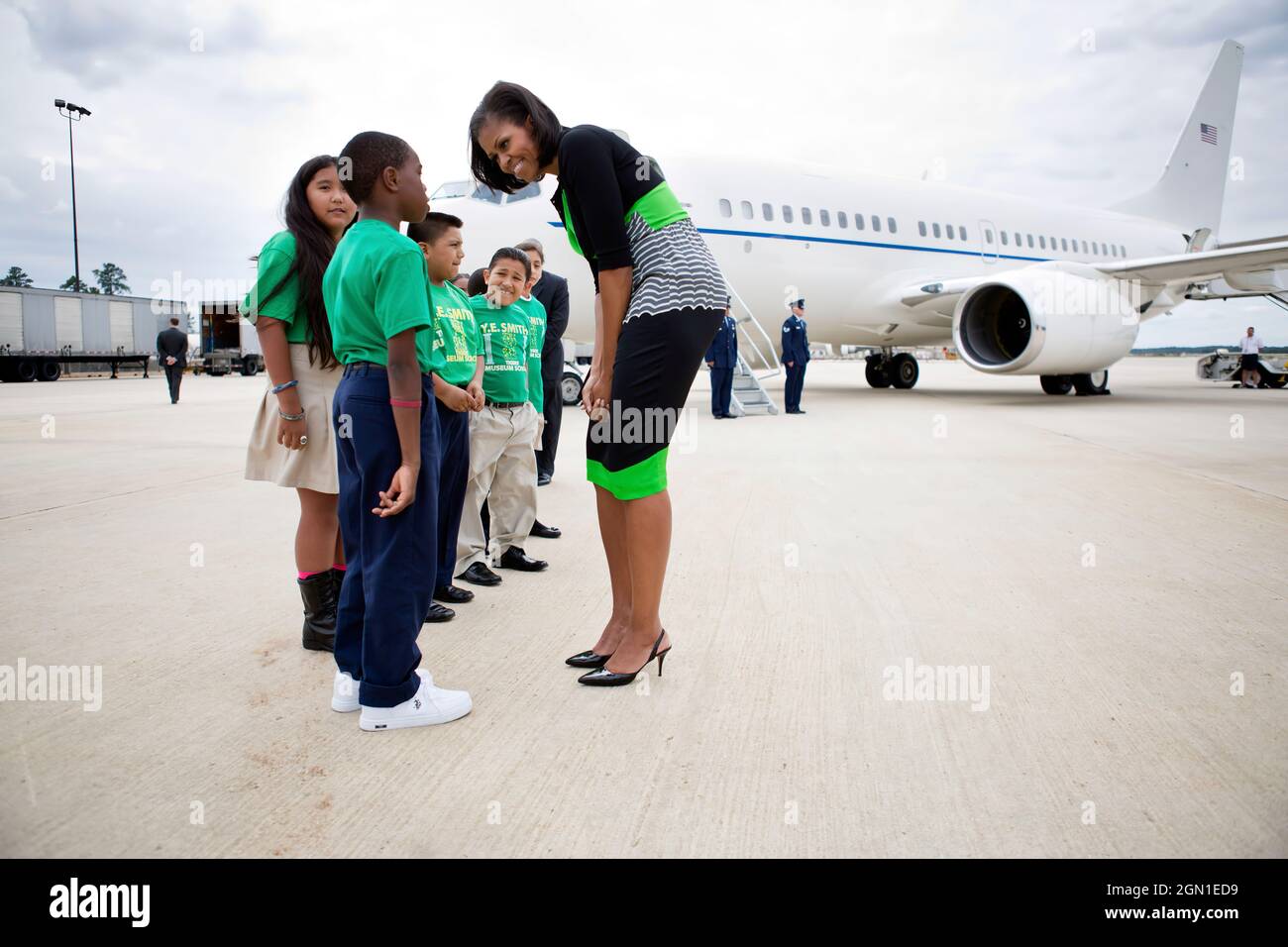 First Lady Michelle Obama begrüßt Studenten der East Durham Children’s Initiative bei der Ankunft am Raleigh-Durham Airport in Morrisville, N.C., 19. September 2012. (Offizielles Foto des Weißen Hauses von Sonya N. Hebert) Dieses offizielle Foto des Weißen Hauses wird nur zur Veröffentlichung durch Nachrichtenorganisationen und/oder zum persönlichen Druck durch die Betreffenden des Fotos zur Verfügung gestellt. Das Foto darf in keiner Weise manipuliert werden und darf nicht in kommerziellen oder politischen Materialien, Anzeigen, E-Mails, Produkten oder Werbeaktionen verwendet werden, die in irgendeiner Weise die Zustimmung oder Billigung des Präsidenten nahelegen Stockfoto