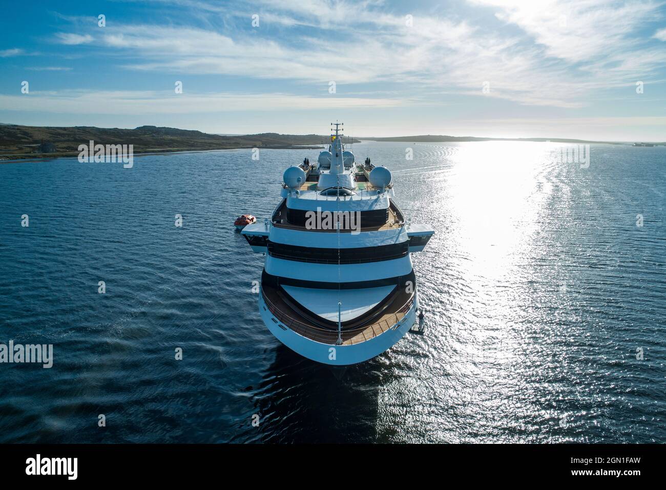 Luftaufnahme vom Bug des Expeditionskreuzfahrtschiffes World Explorer (Nicko Cruises) mit Insel dahinter, Stanley, Falkland Islands, British Overseas Territo Stockfoto