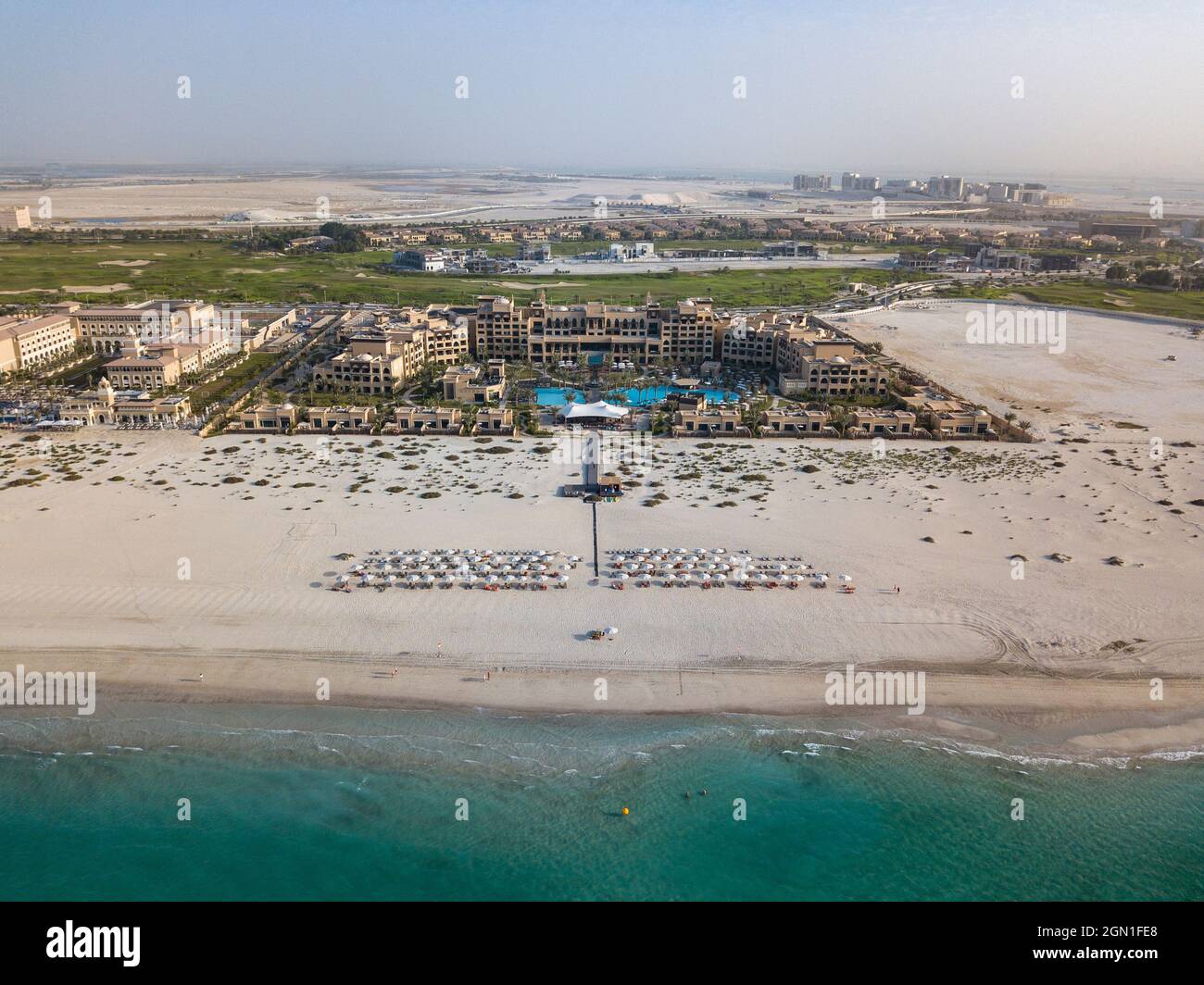 Luftaufnahme von Saadiyat Rotana Resort & Villas mit Strand und Meer, Saadiyat Island, Abu Dhabi, Vereinigte Arabische Emirate, Naher Osten Stockfoto