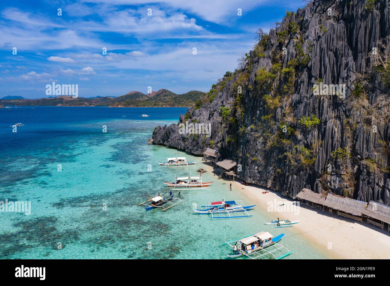 Luftaufnahme der traditionellen philippinischen Banca-Auslegerkanus am Dicantuman Beach auf Coron Island, Banuang Daan, Coron, Palawan, Philippinen, Asien Stockfoto