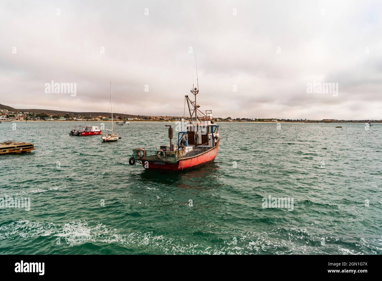 Fischerboot, das in Langebaan, Südafrika, gezüchtet Muscheln sammeln wird Stockfoto