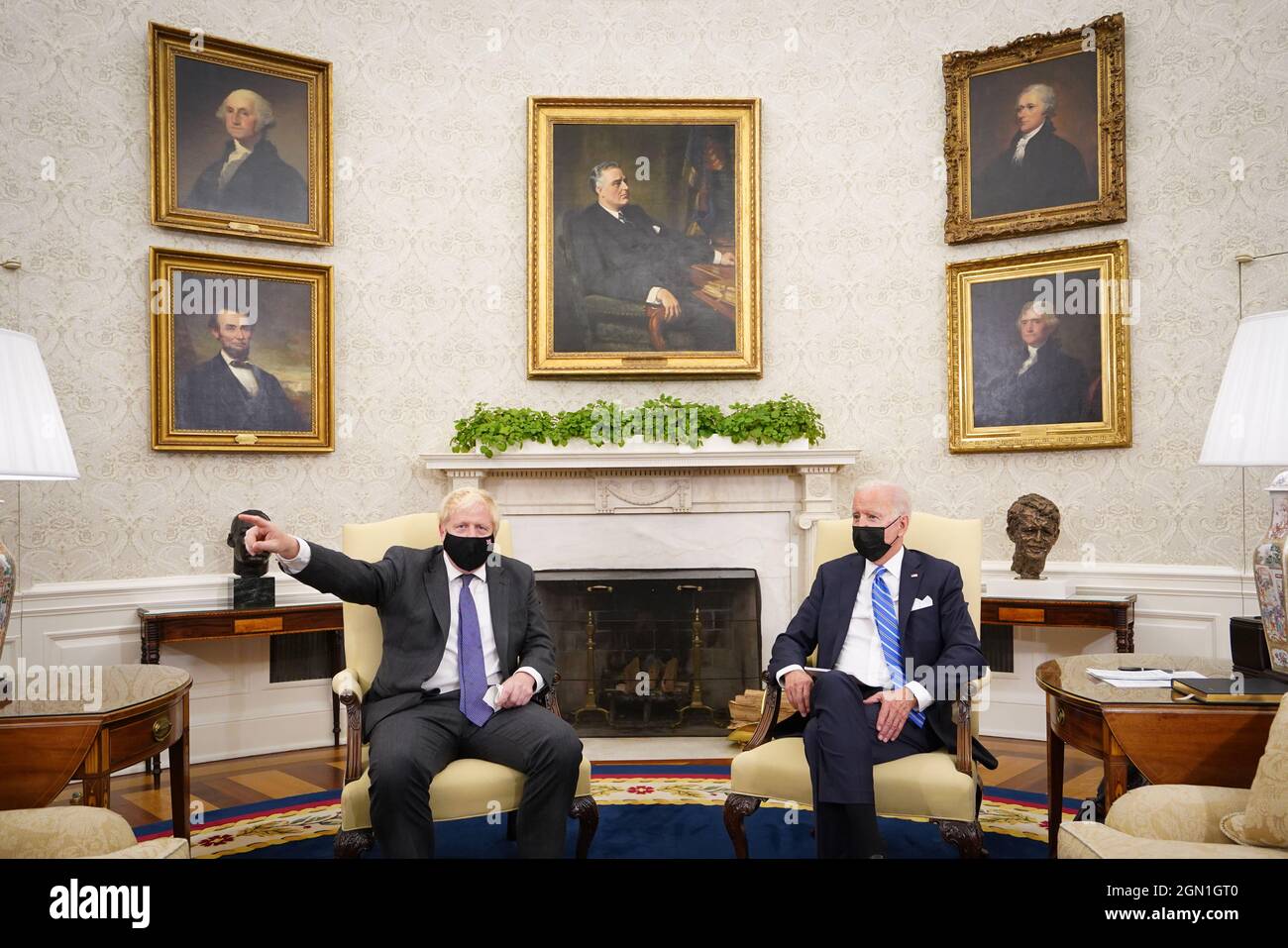 Premierminister Boris Johnson trifft US-Präsident Joe Biden im Oval Office des Weißen Hauses, Washington DC, während seines Besuchs in den Vereinigten Staaten zur Generalversammlung der Vereinten Nationen. Bilddatum: Dienstag, 21. September 2021. Stockfoto