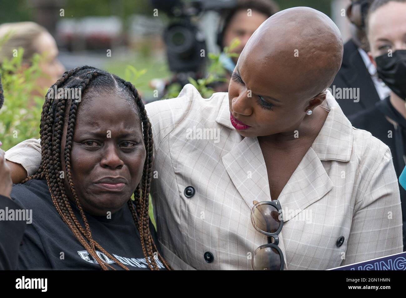 Washington, Usa. September 2021. Vivian Smith, links, eine alleinerziehende Mutter aus Miami, die während der Coronavirus-Pandemie aus ihrem Haus vertrieben wurde, Wird von der US-amerikanischen Rep. Ayanna Pressley D-MA nach einer Pressekonferenz zur Einführung von Gesetzen, die dem Gesundheitsministerium die Befugnis geben würden, am Dienstag, dem 21. September 2021 in Washington, DC, ein bundesstaatliches Räumungsmoratorium im Interesse der öffentlichen Gesundheit zu verhängen, getröstet. Foto von Ken Cedeno/UPI Credit: UPI/Alamy Live News Stockfoto