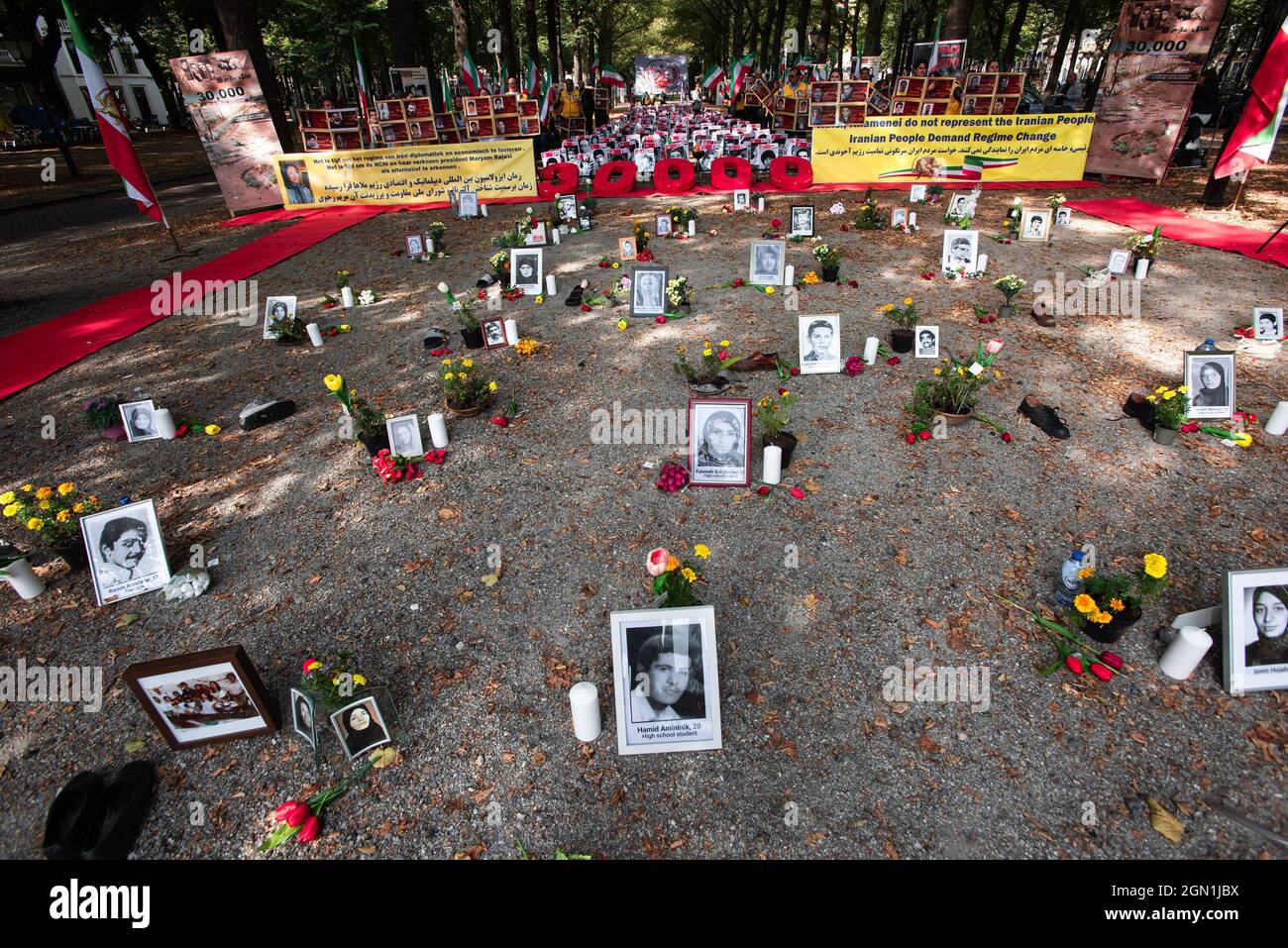 Den Haag, Niederlande. September 2021. Fotos von verschmutzenden Aktivisten, die während der Veranstaltung gesehen wurden.Erinnerung an mehr als 30,000 iranische politische Aktivisten, die 1988 im Iran ermordet wurden. Viele Iraner, Menschenrechtsaktivisten und Organisationen haben auf die angebliche Rolle von Ebrahim Raisi (Irans Präsident) bei den Massenhinrichtungen politischer Gefangener in den 1980er Jahren hingewiesen. Kredit: SOPA Images Limited/Alamy Live Nachrichten Stockfoto