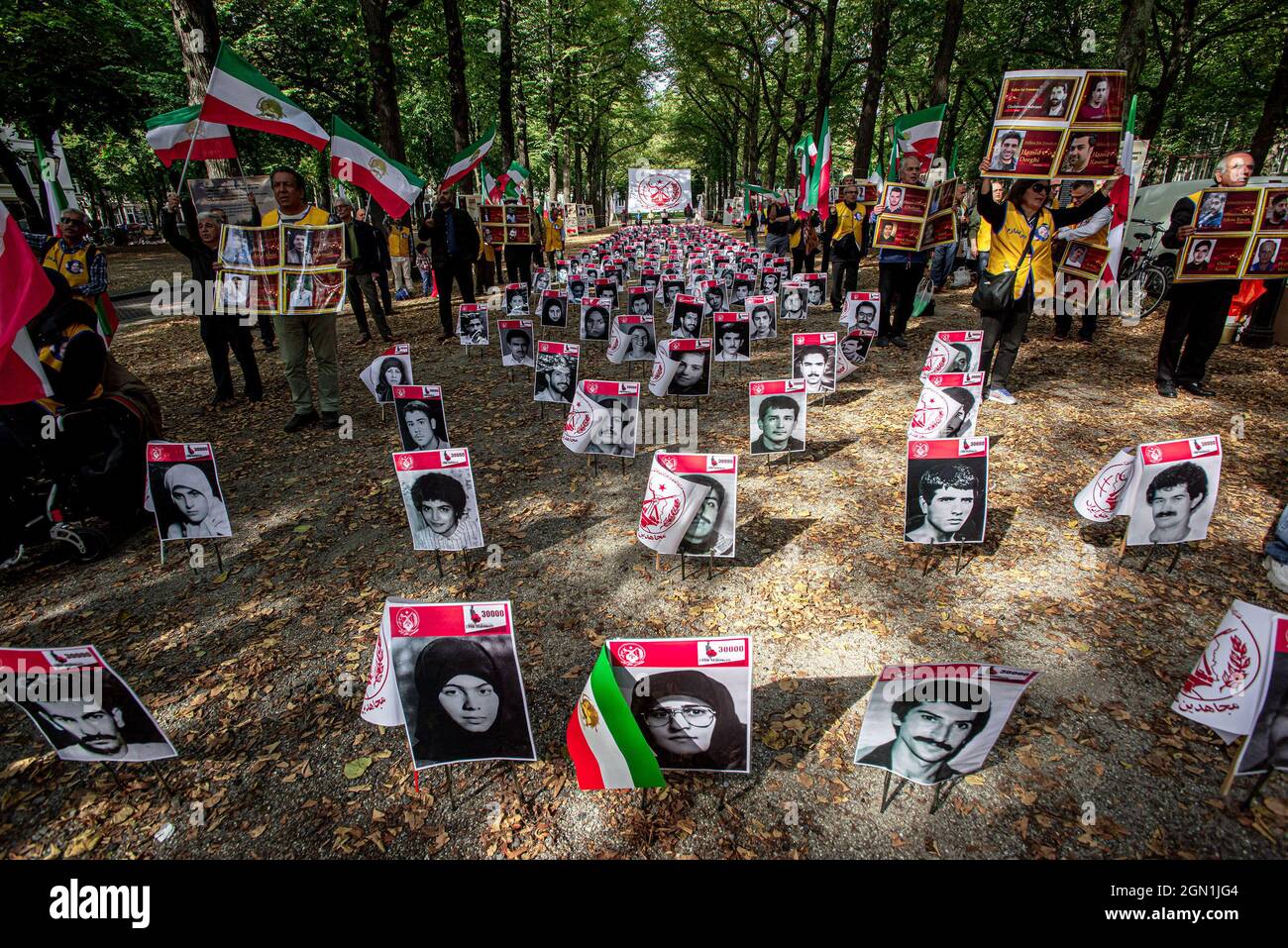 Den Haag, Niederlande. September 2021. Fotos von verschmutzenden Aktivisten, die während der Veranstaltung gesehen wurden.Erinnerung an mehr als 30,000 iranische politische Aktivisten, die 1988 im Iran ermordet wurden. Viele Iraner, Menschenrechtsaktivisten und Organisationen haben auf die angebliche Rolle von Ebrahim Raisi (Irans Präsident) bei den Massenhinrichtungen politischer Gefangener in den 1980er Jahren hingewiesen. (Foto von Charles M Vella/SOPA Images/Sipa USA) Quelle: SIPA USA/Alamy Live News Stockfoto