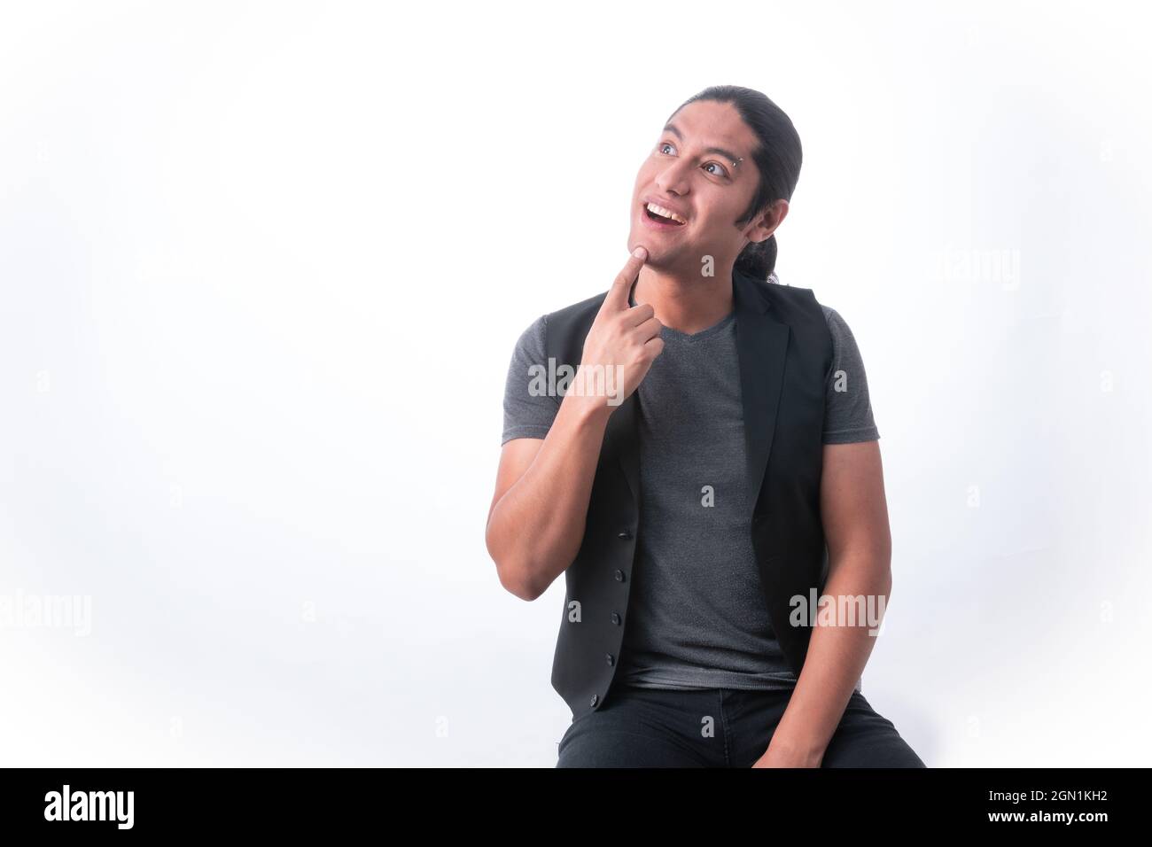 Person mit weißem Hintergrund, Mann gestikuliert, er hat eine Idee und legt seine Hand zum Kinn als Zeichen der Freude, er lacht, weil eine tolle Idee aufgekommen ist Stockfoto