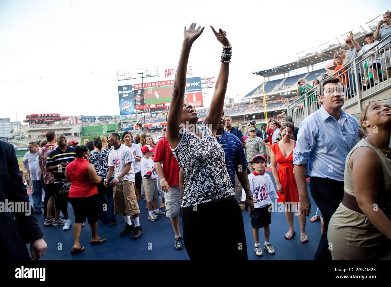 First Lady Michelle Obama nimmt an einer Veranstaltung zur Anerkennung militärischer Familien im Nationals Park in Washington, D.C., am 5. Juli 2011 Teil. (Offizielles Foto des Weißen Hauses von Samantha Appleton) Dieses offizielle Foto des Weißen Hauses wird nur zur Veröffentlichung durch Nachrichtenorganisationen und/oder zum persönlichen Druck durch die Betreffenden der Fotografie zur Verfügung gestellt. Das Foto darf in keiner Weise manipuliert werden und darf nicht in kommerziellen oder politischen Materialien, Anzeigen, E-Mails, Produkten oder Werbeaktionen verwendet werden, die in irgendeiner Weise die Zustimmung oder Billigung des Präsidenten, der ersten Familie oder des W nahelege Stockfoto