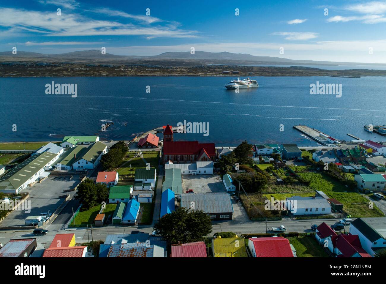 Luftaufnahme des Stadtzentrums mit Expeditionsschiff World Explorer (Nicko Cruises) dahinter, Stanley, Falkland Islands, British Overseas Territory Stockfoto