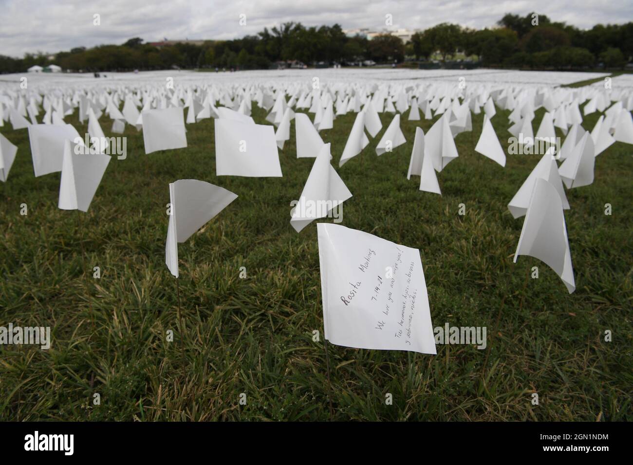 Washington, Usa. September 2021. Mehr als 650,000 weiße Flaggen, von denen 114, 937 Lateinamerikaner waren, stehen in der National Mall zu Ehren der Amerikaner, die mit Covid 19 starben, während der Kunstausstellung ‘in America Remember'. Kredit: SOPA Images Limited/Alamy Live Nachrichten Stockfoto