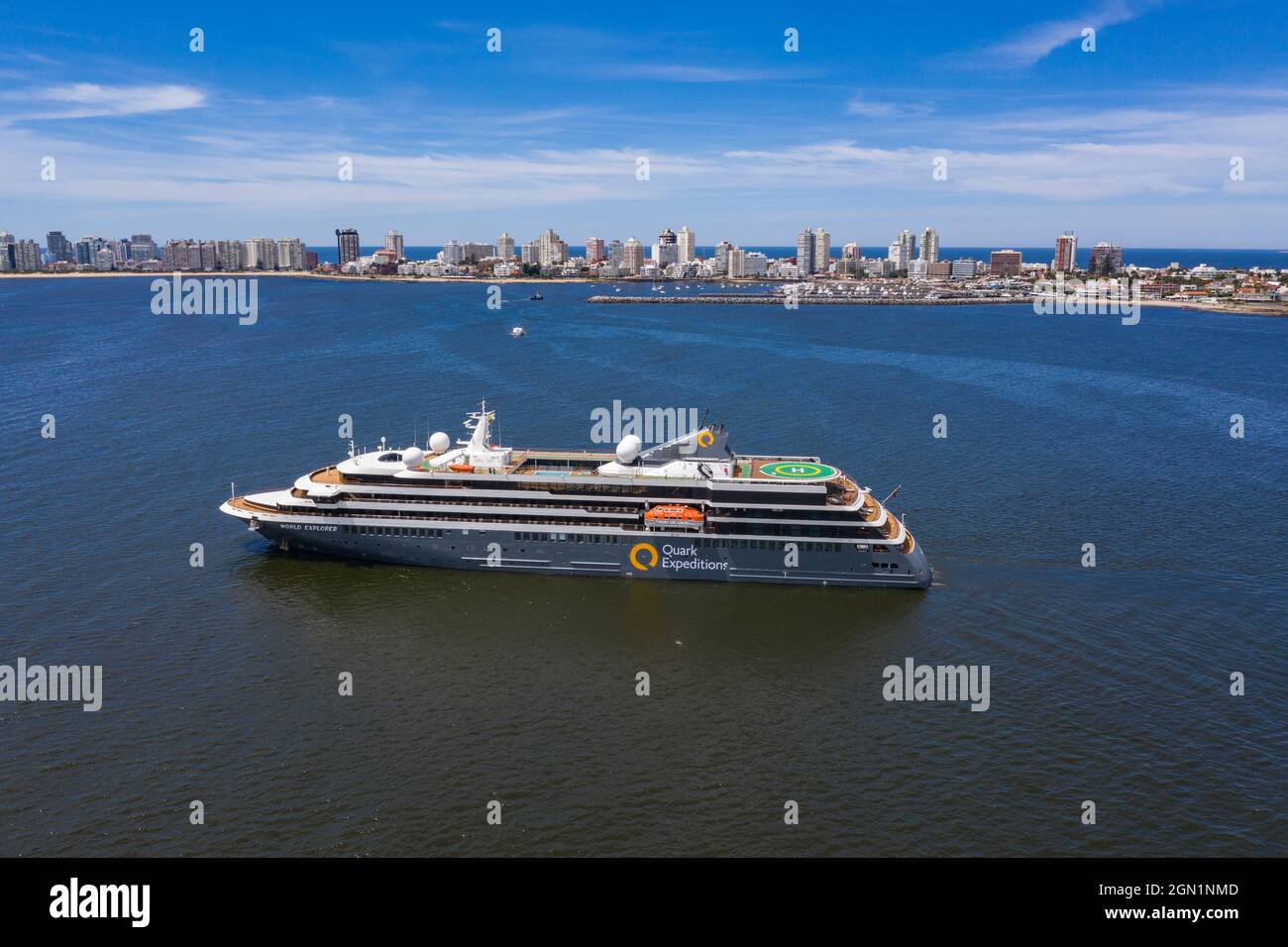 Luftaufnahme des Expeditionskreuzfahrtschiffes World Explorer (Nicko Cruises) mit Skyline der Stadt dahinter, Punta del Este, Maldonado Department, Uruguay, South am Stockfoto