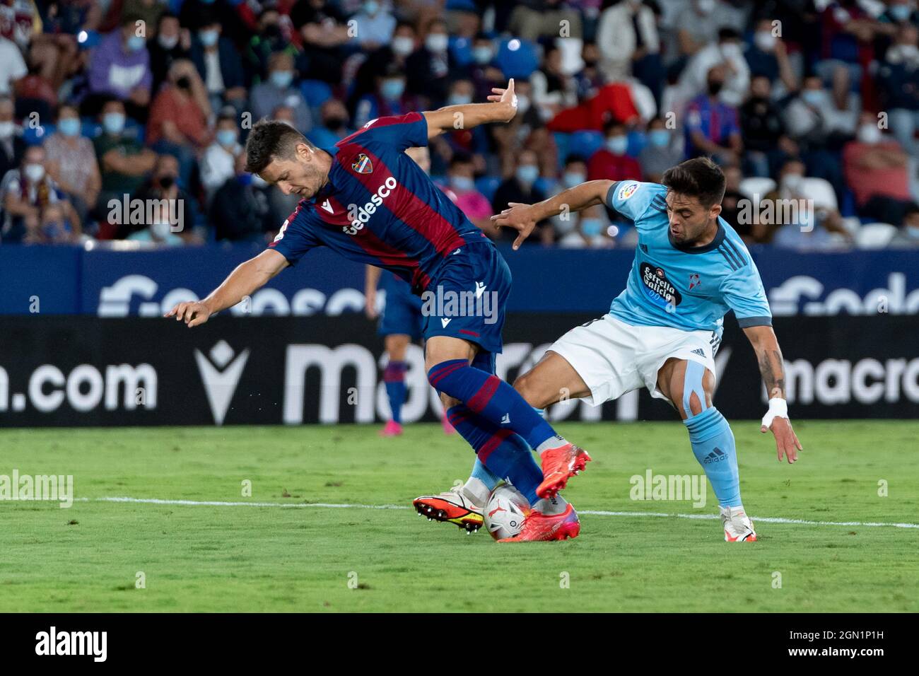 Valencia, Spanien. September 2021. Nemanja Radoja von Levante UD und Francisco Jose Beltran von Real Club Celta de Vigo in Aktion während der spanischen La Liga, Fußballspiel zwischen Levante UD und Real Club Celta de Vigo im Stadion Ciutat de Valencia in Valencia.(Endstand; Levante UD 0:2 Real Club Celta de Vigo) Kredit: SOPA Images Limited/Alamy Live News Stockfoto