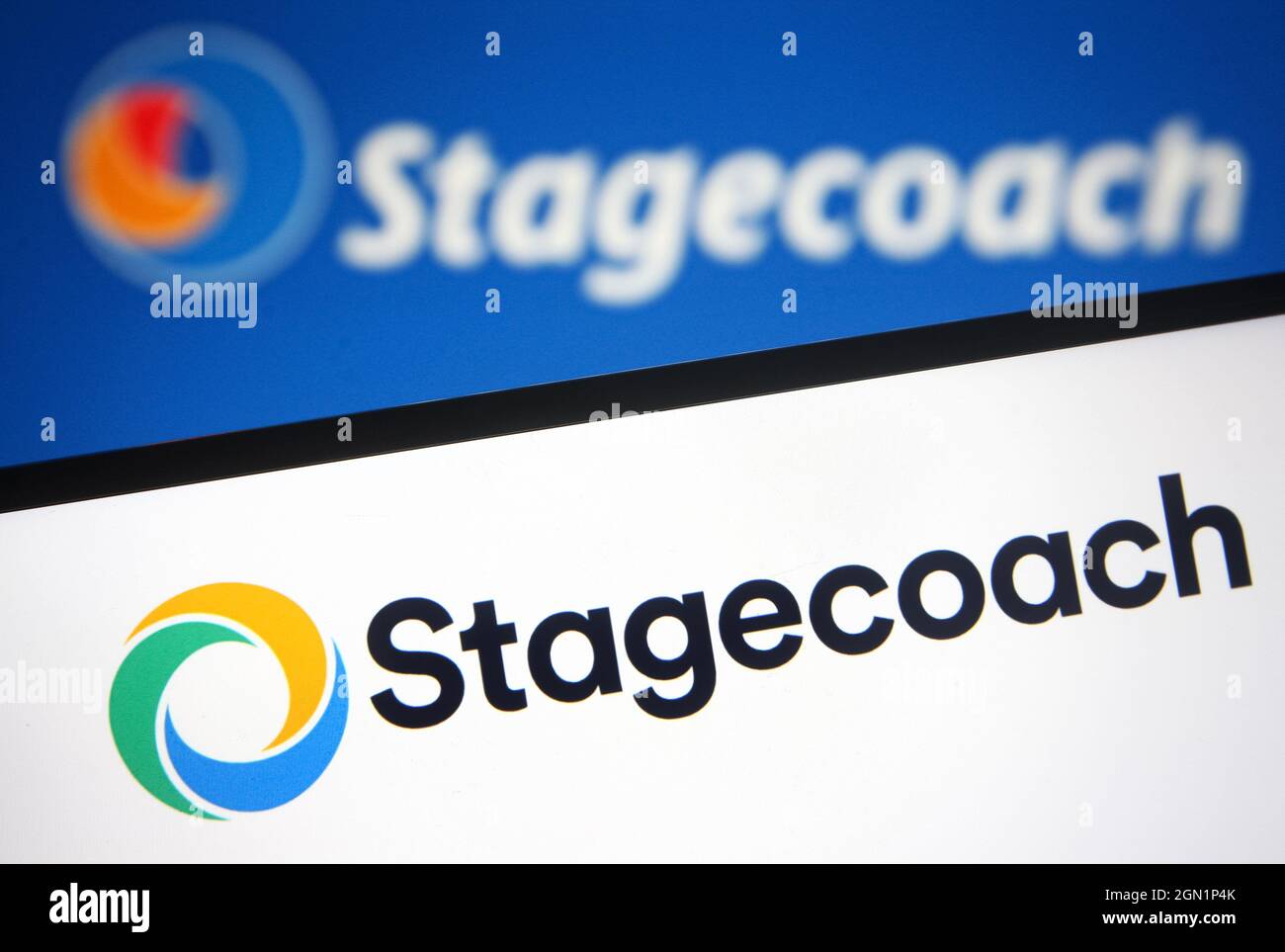 In dieser Abbildung ist ein Stagecoach Group plc-Logo auf einem Smartphone und einem pc-Bildschirm zu sehen. Stockfoto