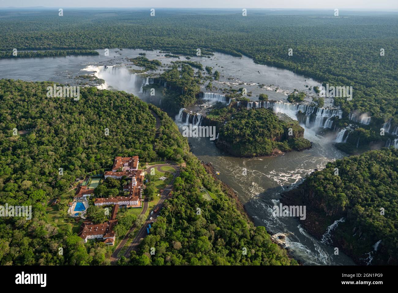 Luftaufnahme des Hotels das Cataratas, Eines Belmond Hotels, des Iguazu Flusses und der Iguazu Wasserfälle, des Iguazu Nationalparks, Parana, Brasilien, Südamerika Stockfoto