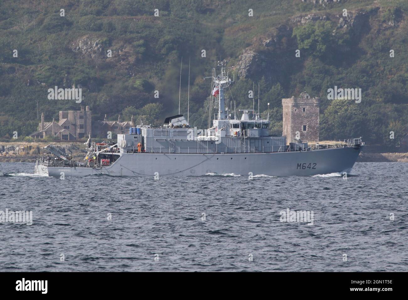 FS Cassiopée (M642), ein Minenjäger der Éridan-Klasse (Dreierjäger), der von der französischen Marine betrieben wird, passiert Hunterston am Firth of Clyde (mit der Insel Little Cumbrae im Hintergrund), bevor er an den militärischen Übungen Dynamic Mariner 2021 und Joint Warrior 21-2 teilnahm. Stockfoto