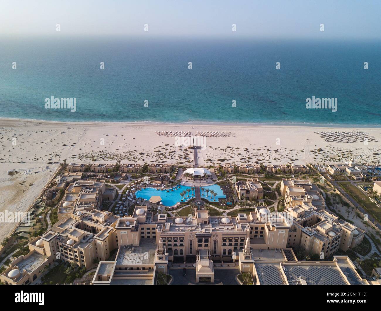 Luftaufnahme von Saadiyat Rotana Resort & Villas mit Strand und Meer, Saadiyat Island, Abu Dhabi, Vereinigte Arabische Emirate, Naher Osten Stockfoto